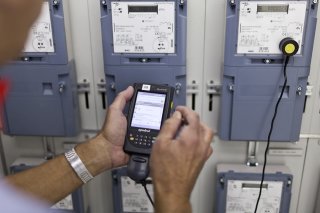 D'ici 2029, la ville de Zurich va installer dans les bâtiments 300'000 compteurs électriques numériques intelligents. Le relevé manuel des compteurs va ainsi disparaître progressivement. KEYSTONE/GAETAN BALLY